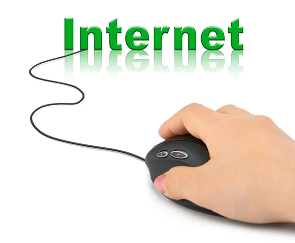 Рука с компьютером мыши и слова Интернет — стоковое фото