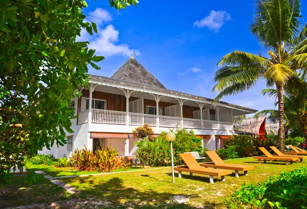 Готель на тропічному пляжі — стокове фото