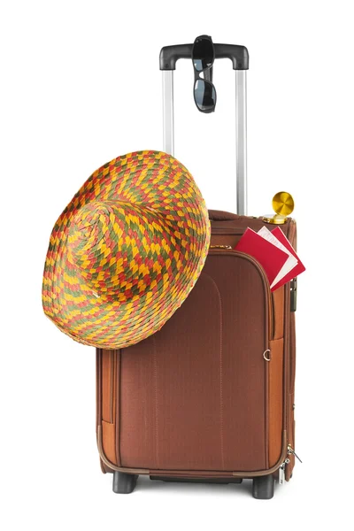 Matkalaukku, hattu, kompassi ja aurinkolasit — kuvapankkivalokuva