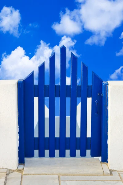 Дверь и облачное небо — стоковое фото