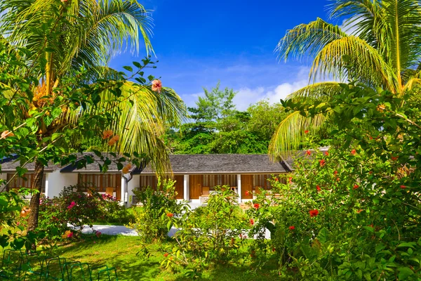 Hotel på tropical beach — Stockfoto
