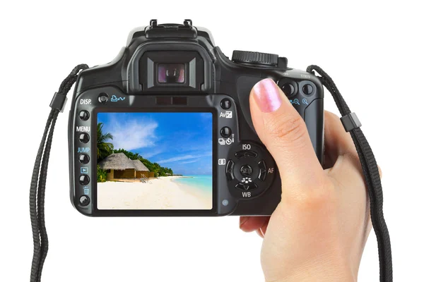 Fotoaparát v ruce a pláž krajiny — Stock fotografie