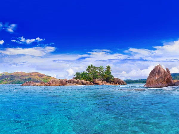 Isola tropicale alle Seychelles — Foto Stock