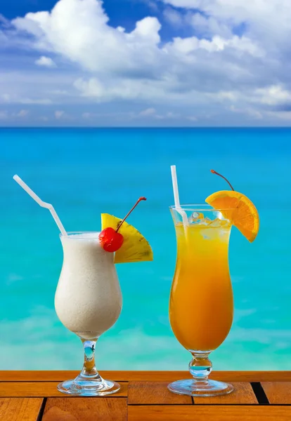 Two cocktails on table at beach cafe — Stock Photo, Image