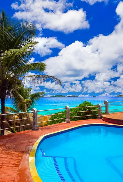 Pool in hotel at tropical beach — Stock Photo, Image