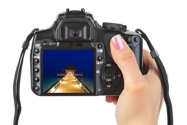 Câmera na mão e paisagem de praia — Fotografia de Stock