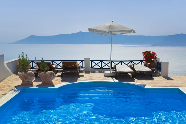 Bazén s vodou na santorini, Řecko — Stock fotografie
