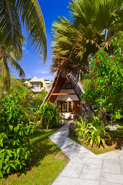Otel tropikal plaj bungalov — Stok fotoğraf