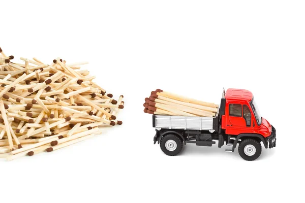De vrachtwagen van de auto van speelgoed met wedstrijd — Stockfoto
