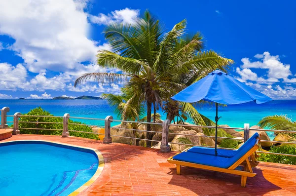 Zwembad bij tropisch strand — Stockfoto