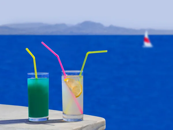 Two cocktails on table at beach — Stock Photo, Image
