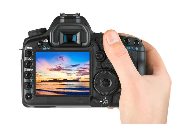 Mano con macchina fotografica e paesaggio sulla spiaggia (la mia foto ) — Foto Stock