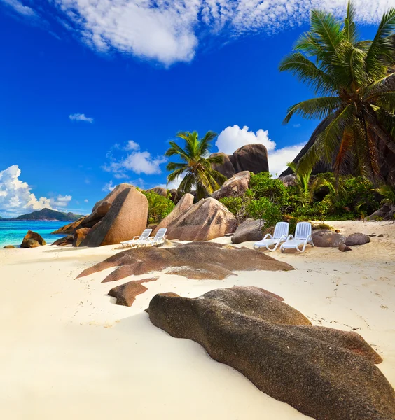 Шезлонги на тропическом пляже — стоковое фото