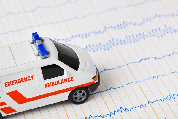 Jouet ambulance voiture sur ecg — Photo