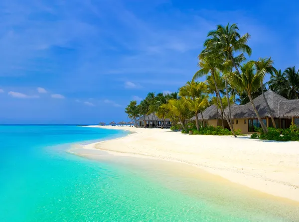 Plážové bungalovy na tropický ostrov — Stock fotografie