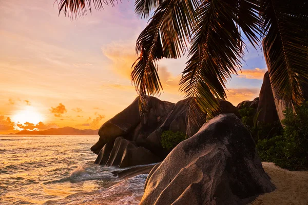 Playa tropical al atardecer — Foto de Stock