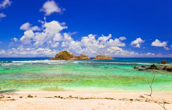 Камни у океана на Сейшельских островах — стоковое фото