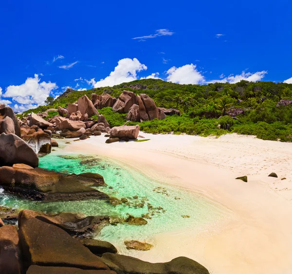 Тропический пляж на Сейшельских островах — стоковое фото