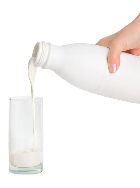 Hand med mjölkflaska och glas — Stockfoto