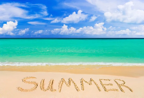 Wort Sommer am Strand — Stockfoto
