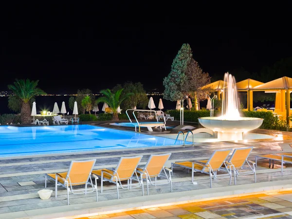 Water pool and fountain at night — Stock Photo, Image