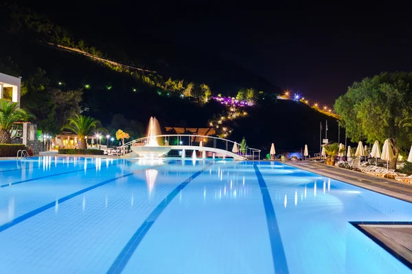 Bazén s vodou a fontána v noci — Stock fotografie