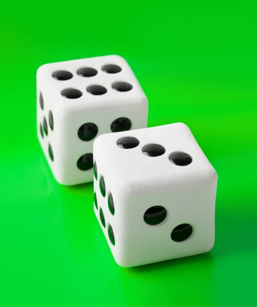 两个赌博骰子 绿色背景 — 图库照片