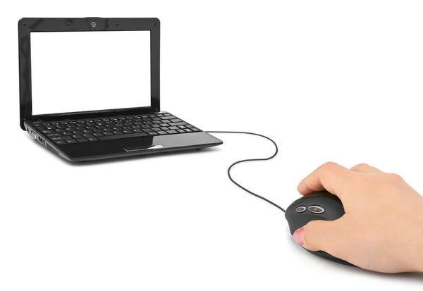 Рука с помощью компьютерной мыши и ноутбука — стоковое фото