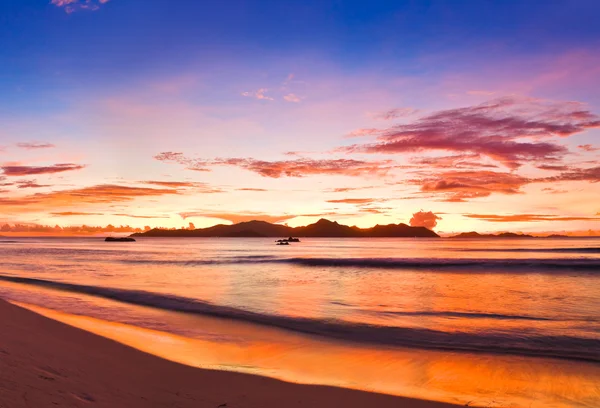 Tropisch eiland bij zonsondergang — Stockfoto