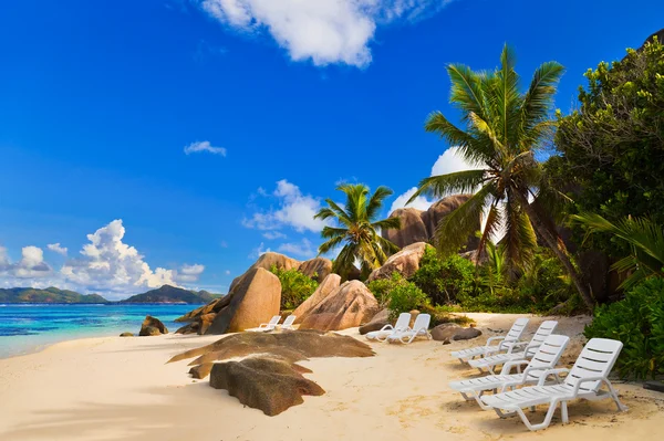 Krzesła na tropikalnej plaży — Zdjęcie stockowe