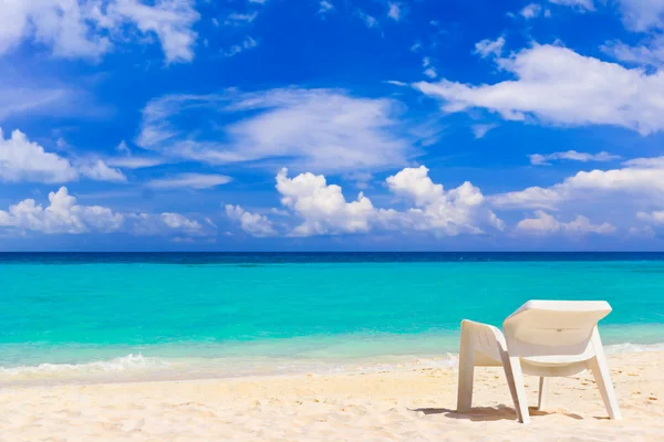 Liegestuhl Tropischen Strand Abstrakter Urlaubshintergrund — Stockfoto