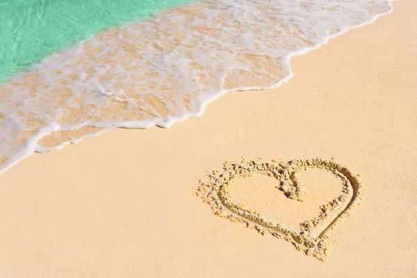Beach Aşk Kavramı Üzerinde Çizim Kalp — Stok fotoğraf
