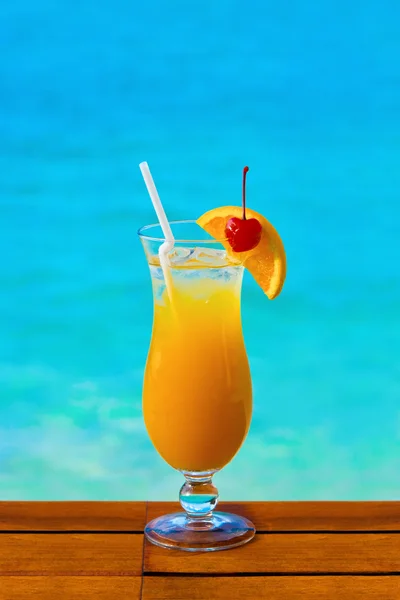 Апельсиновый коктейль на столе — стоковое фото
