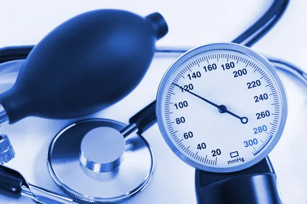 Měřítko tlaku a stetoskopu — Stock fotografie