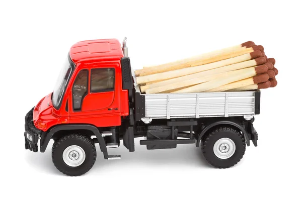Игрушечный грузовик со спичкой — стоковое фото