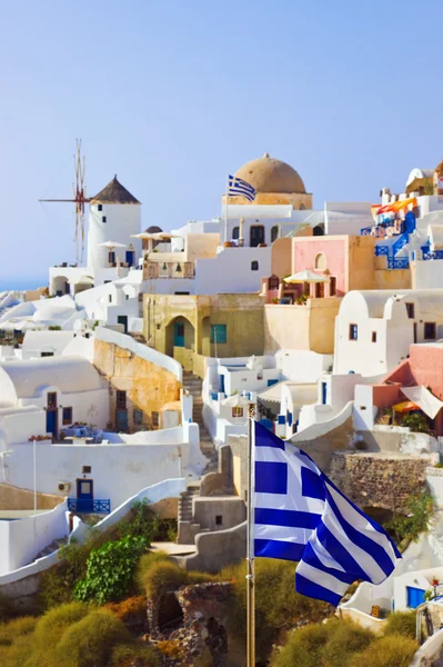 Santorini weergave (Oia) en Griekse vlag — Stockfoto