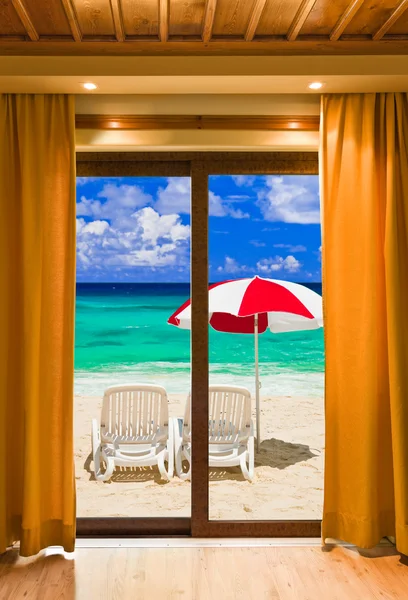 Otel odası ve plaj manzara — Stok fotoğraf