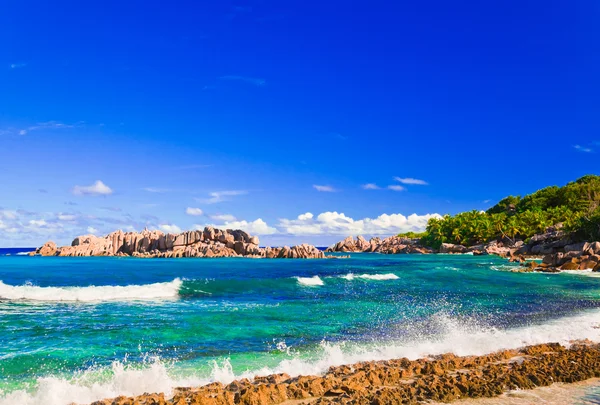 Trooppinen ranta Seychelleillä — kuvapankkivalokuva