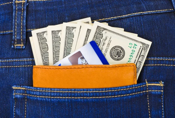 Dinheiro e cartão de crédito no bolso jeans — Fotografia de Stock