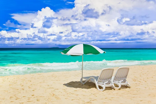Szék és esernyő trópusi tengerparton — Stock Fotó