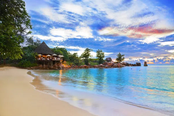 Café på tropisk strand i solnedgången — Stockfoto