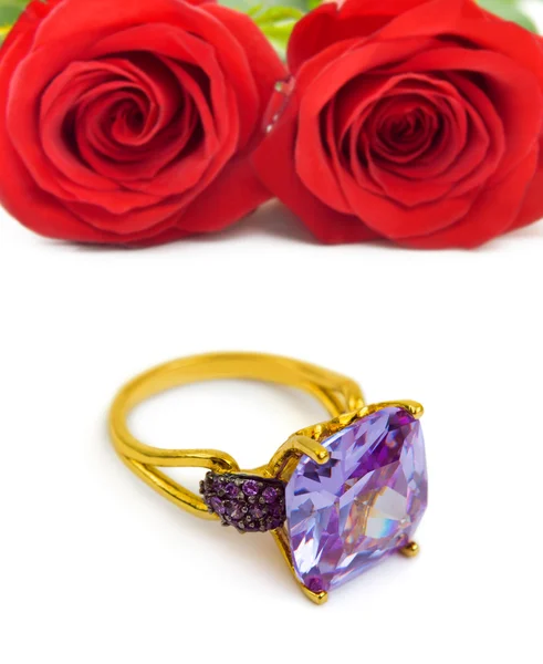 Roses and golden ring — Stock Photo, Image