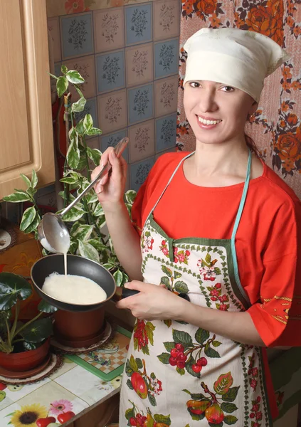 La femme au foyer dans la cuisine — Photo