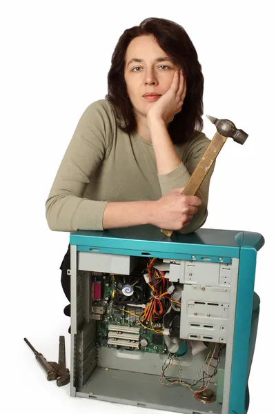 A menina pensa como reparar um computador — Fotografia de Stock