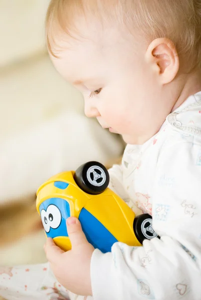 A criança estuda um brinquedo — Fotografia de Stock