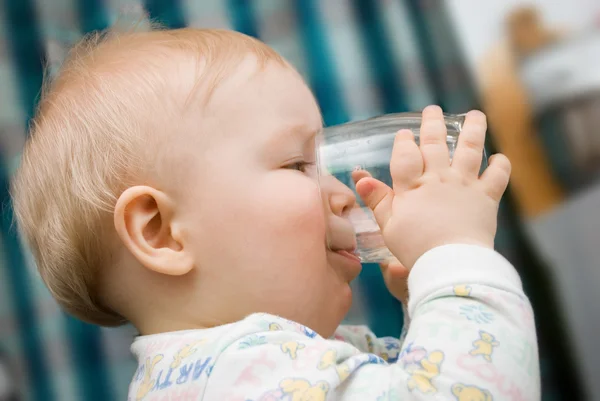 El niño bebe agua — Foto de Stock