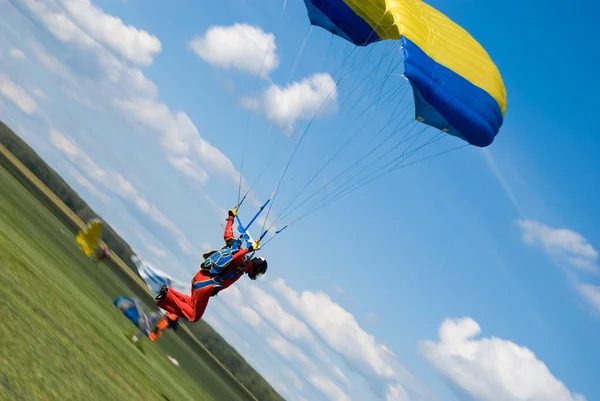 Esportista após salto de paraquedas — Fotografia de Stock