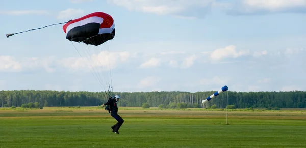 Sportman na parachute sprong — Stockfoto