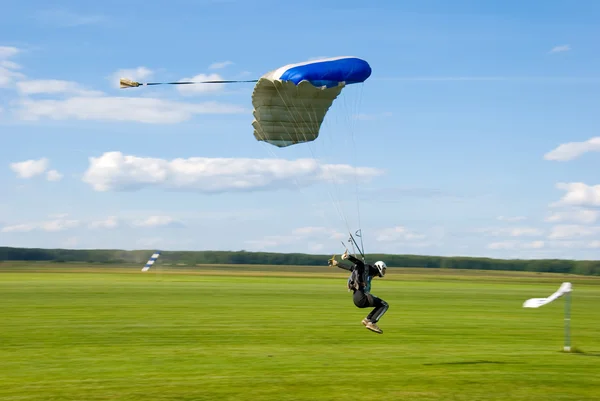 Sportsman après saut en parachute — Photo