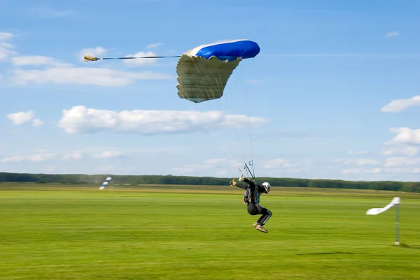 Sportman na parachute sprong — Stockfoto